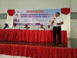 Muhammad Ramli Rahim (Ketum IGI Pusat) memberi sambutan pada Seminar Nasional "Literasi Produktif Berbasis IT Dalam Pembelajaran Abad 21" yang diselenggarakan oleh IGI Kab. Dompu Kamis, 01/09/2016.