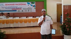 Pak Ulil Amri, Ketua IGI NTB sedang menjelaskan program Sagusatab, menggunakan tablet untuk presentasi. Seminar Nasional diselenggarakan oleh IGI Lombok Tengah. Sabtu, 03/09/2016