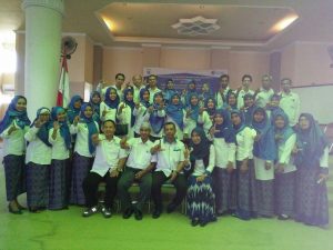 Foto Bersama Pengurus Daerah dan Narasumber pada Seminar Nasional Literasi Produktif dan Pengukuhan IGI Sumbawa Barat di Aula Sekda. Jumat, 02/09/2016.