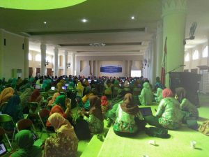 Lebih dari 350 orang peserta mengikuti Seminar dan Pelatihan Literasi Produktif di Kab. Sumbawa Barat. Tempat terbatas, lesehan pun jadi, yang penting dapat ilmu dari IGI. /Foto: Erma.