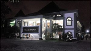 Graha Wiyata di malam hari