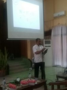 Abdul Karim sedang mempresentasikan materi.