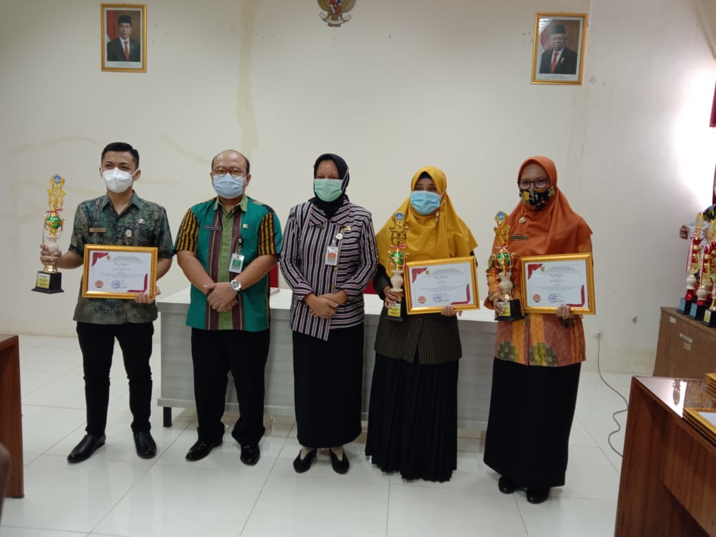 6 Peserta Pelatihan Penulisan Buku “Sagusaku” IGI Wonogiri Mendapat
Penghargaan Dari Kepala Dinas Pendidikan dan Kebudayaan Kabupaten
Wonogiri
