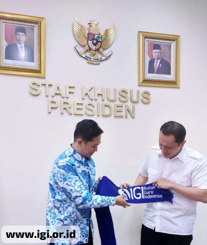 Ketua Umum Ikatan Guru Indonesia (IGI), Danang Hidayatullah menyerahkan cendramata kepada bapak Diaz Hendropriyono - Staff Khusus Presiden
