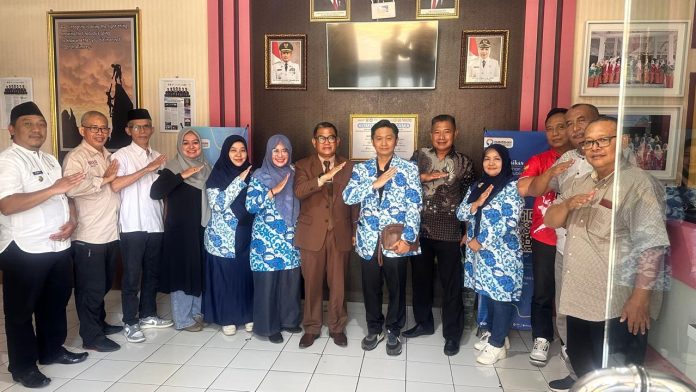 Ketua Umum IGI bersama Kepala Dinas Pendidikan dan Kebudayaan Kab. Kuningan (tengah)